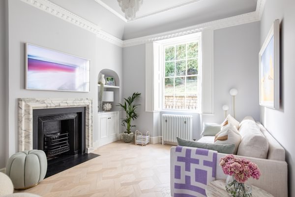 Sloane Square No.92® (Walls)_Pure White© No.1 (Woodwork)_Sitting Room_Mylands_@laurabutlermadden_4 - Small.jpg__PID:c09f93e0-8cfd-41c2-8cd0-f21dbb626b94