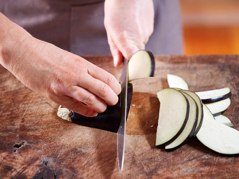 The Claw Grip knife cutting technique - one of the most famous and frequently used knife grips for slicing and chopping food or vegetables into slices or fine pieces