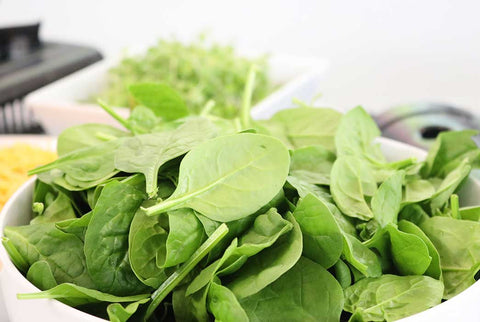 Eating green leafy vegetables like spinach and broccoli are easy ways to clear your skin of oil and stay blackhead free