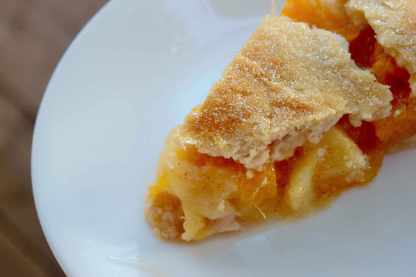 Decorate the Perfect Peach Pie Using Edible Glitter | Bakell.com