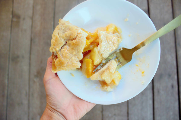 How To Decorate the Perfect Peach Pie Using Edible Glitter | Bakell.com