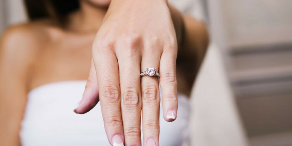 Кольцо замужем. Обручальное кольцо для девушки. Девушка замужем кольцо. Девушка с кольцом на пальце.
