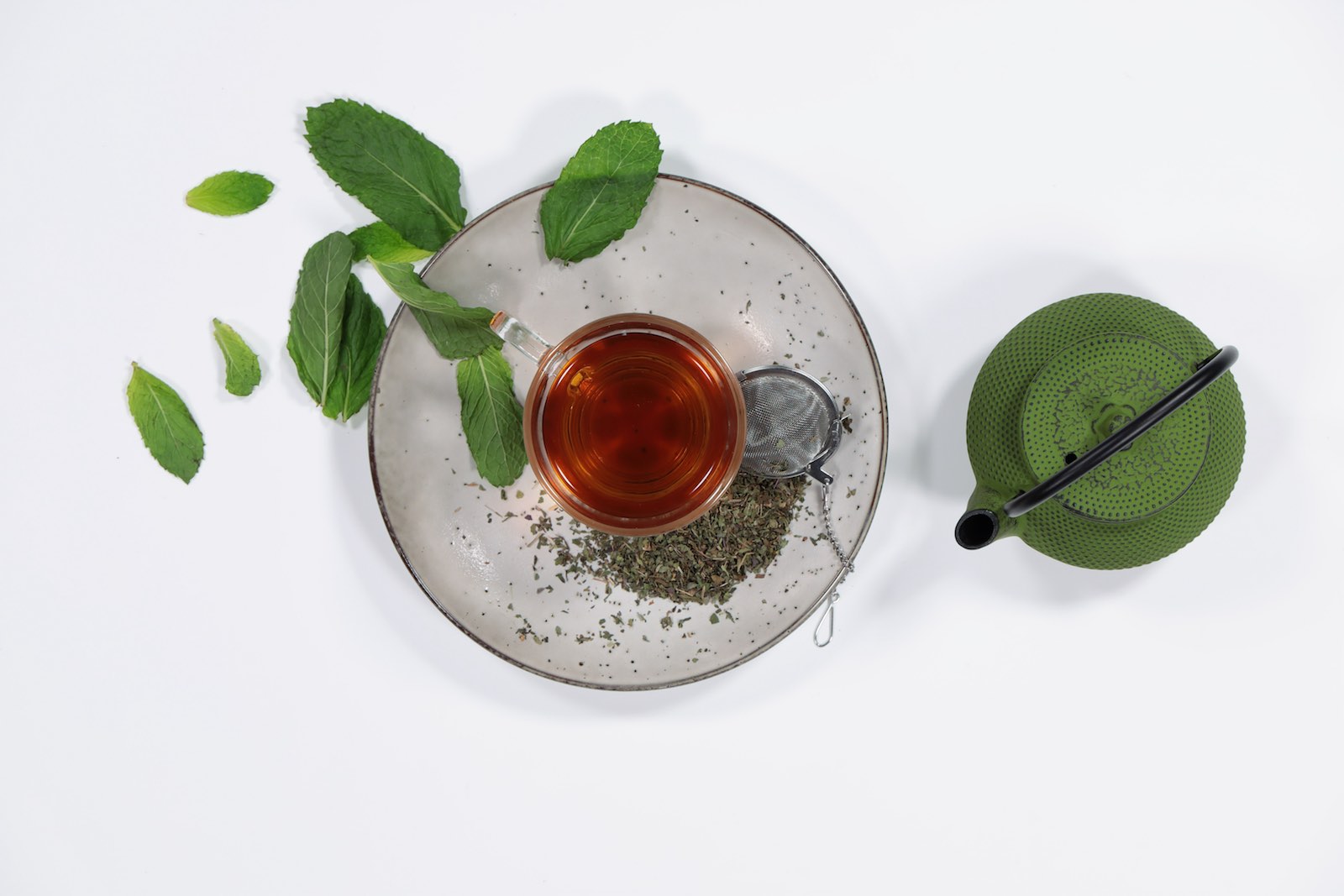peppermint-tea-pot-leaves