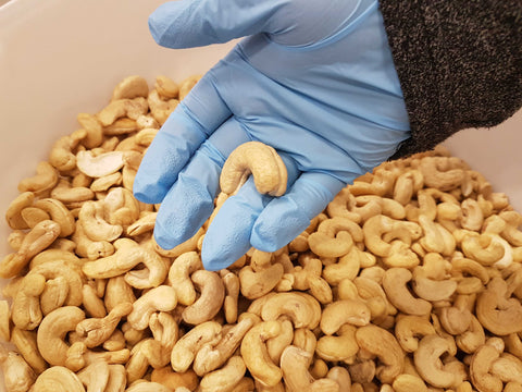 Ein Eimer pures Glück! Diese Jumbo Cashews sind wirklich mega groß.