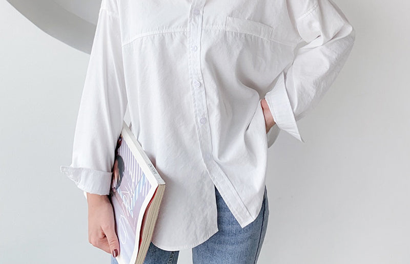 Chic oversized linen shirt paired with sleek skinny jeans