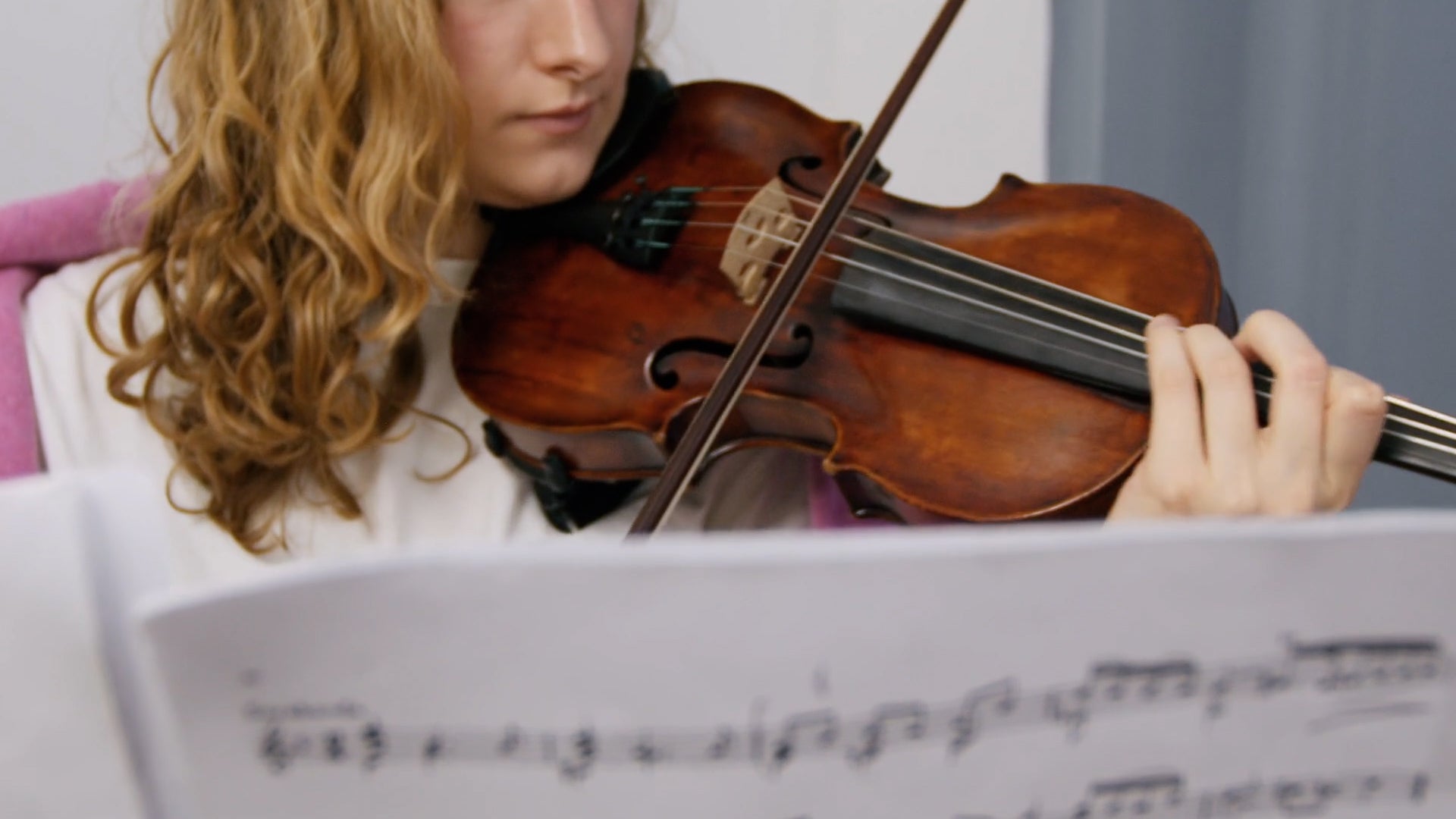 woman playing violin