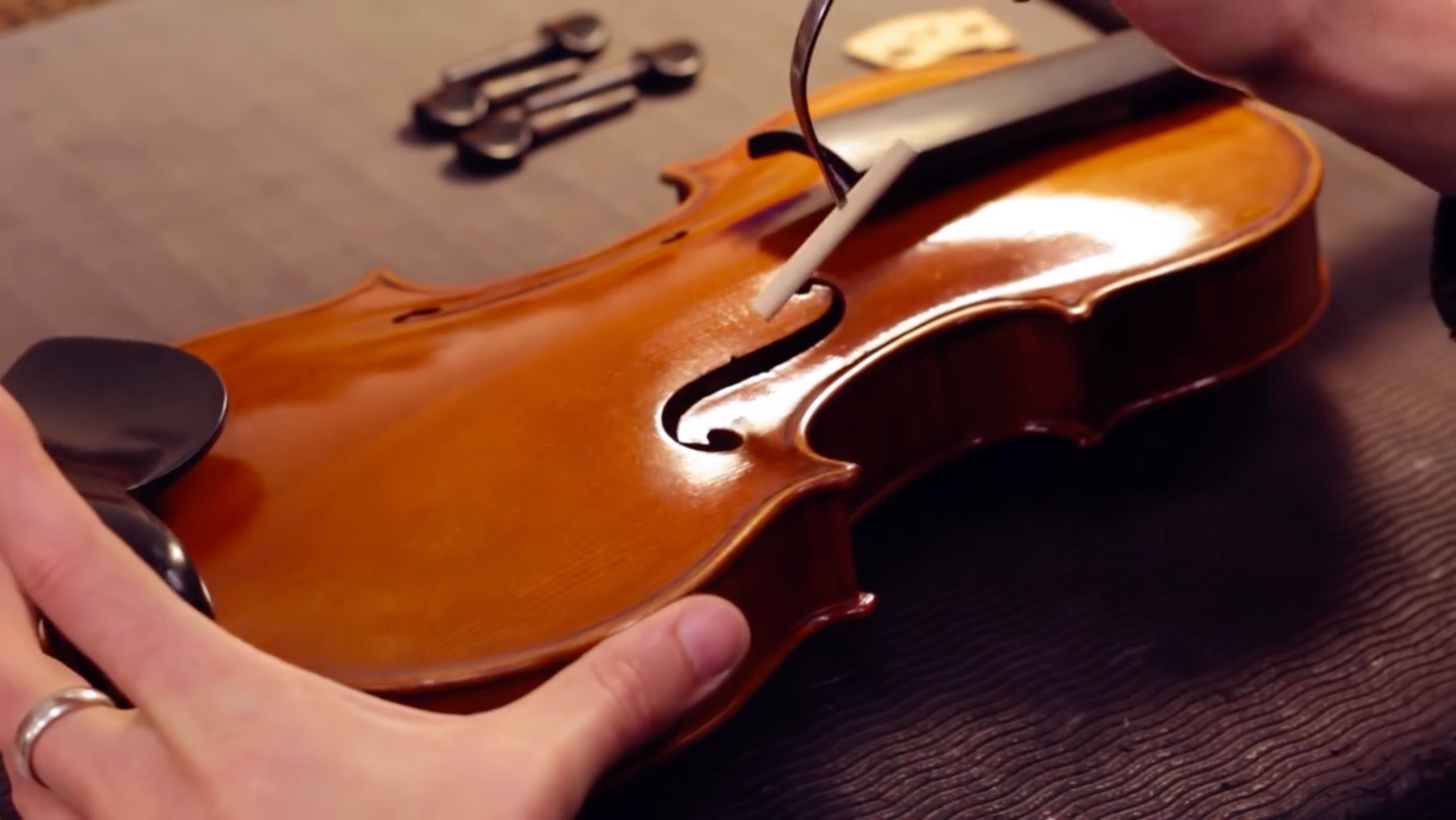 Setting up a violin soundpost