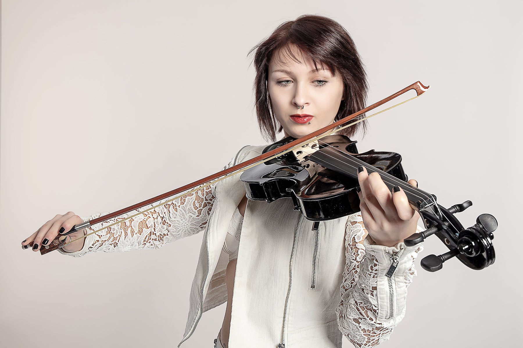 how to hold a violin bow properly