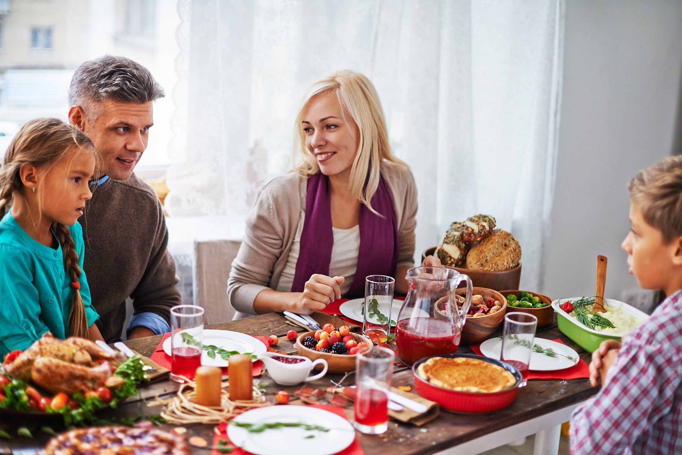 Mary are having dinner. Семья за столом. Семейный ужин. Семейный обед. Ужин с семьей.