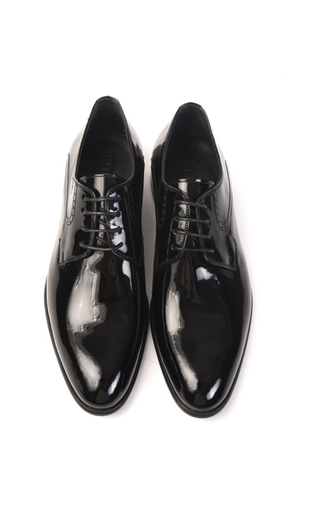 black shiny oxford shoes