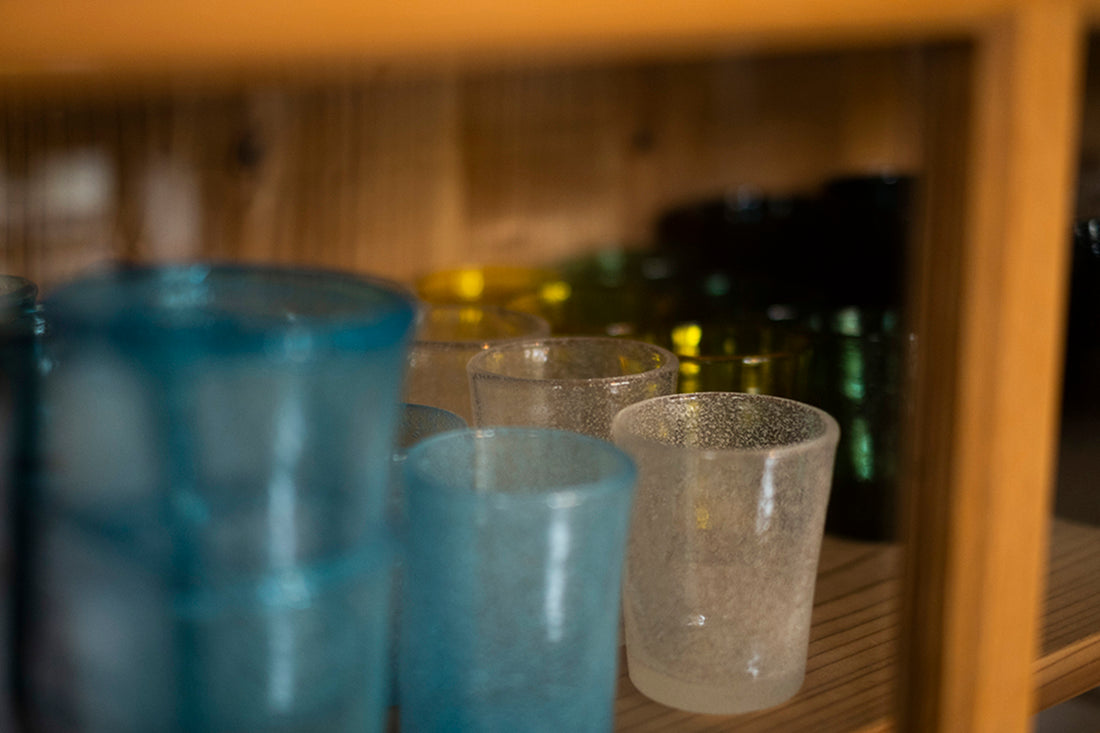 渡辺康啓氏の食器棚に並ぶグラス