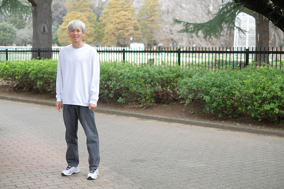 代々木公園にて三津家貴也氏が+CLOTHETのスビンプラチナムスムース ミドルスウェットシャツホワイトを着用