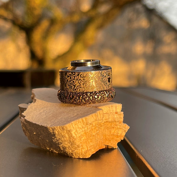 Kit beauty ring anf cap for Haku Venna. It consists on a titanium engraved as gold damascus and a beauty ring with plenty of little ghost relief engraved. All work is done by Laser Custom Works and available on divavap.com