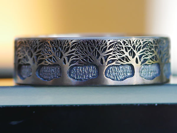 Beauty Ring FOREST un incroyable travail de gravure par Laser Custom Works. On peut voir tous les détails des troncs mais aussi des branches des arbres. Cette ring est disponible sur Divavap.com