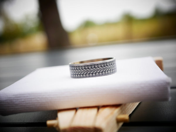 Tire tracks Wowsers Beauty Ring engraved by Laser Custom World is available on divavap.com