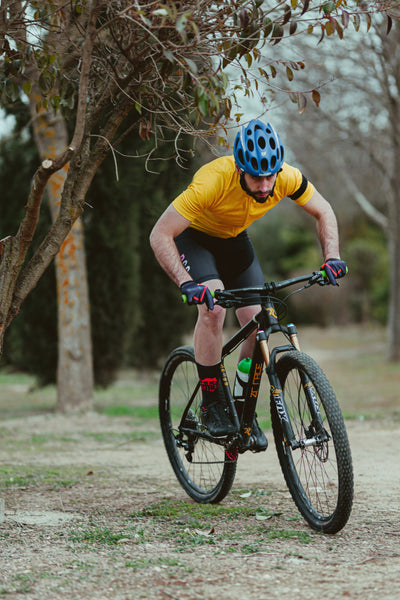 Es mejor pedalear de pie o sentado?