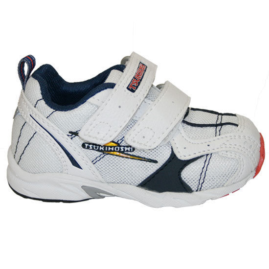 boys white athletic shoes