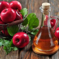 apple_cider_vinegar_leaves_basket_bottle_wood_table_pic