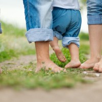 barefoot_family_nature_grass_spring_sunshine_healthy_pic