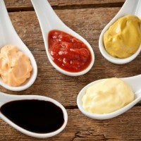condiment_ketchup_mustard_mayonaisse_soy_sauce_sugar_spoon_pic