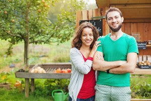 couple_farmers_market_store_sell_produce_farm_pic