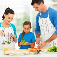 family_daughter_parents_salad_food_healthy_teach_together_pic