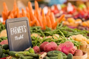 farmers_market_produce_chalk_slate_sign_veggies_pic