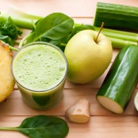 green_juice_detox_fresh_vegetables_fruit_healthy_nutrition_pic