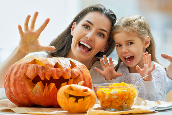 halloween_pumpkins_mom_daughter_fun_carving_seeds_pic