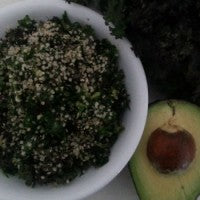 kale_salad_recipe_avocado_hemp_seeds_pic