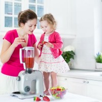 mom_daughter_strawberry_smoothie_juice_teach_pic