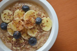 muesli_flax_seeds_banana_blueberries_healthy_pic