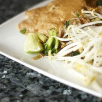 pad_thai_sprouts_broccoli_lime_sauce_pic