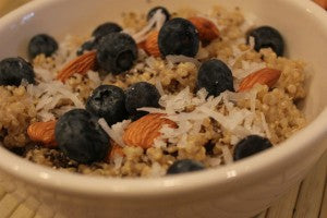 quinoa_almond_blueberry_breakfast_bowl_recipe_pic