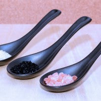 salt_three_types_pink_black_white_spoon_pic