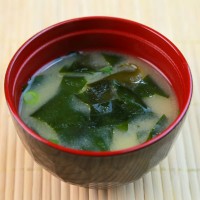 seaweed_miso soup_red bowl_miso_soup_pic