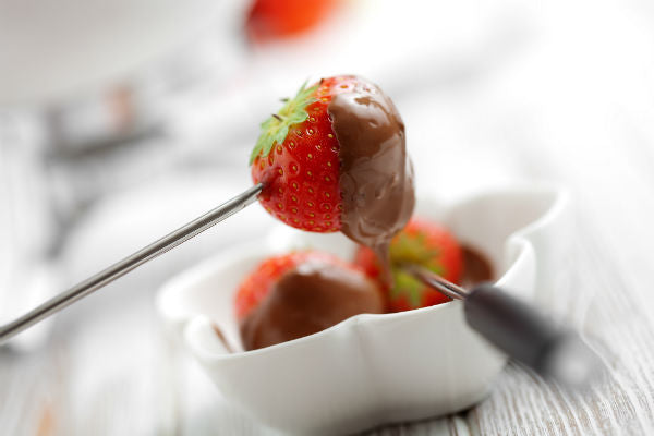 strawberries_chocolate_fondue_covered_romantic_pic