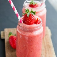 strawberry_smoothie_brazil_nuts_pink_straw_pic