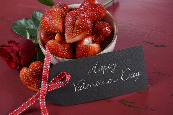 valentines_day_rose_strawberries_heart_fruit_gift_healthy_pic