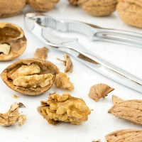 walnuts_nutcracker_magnesium_healthy_pic