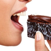 woman_cupcake_eating_smile_yum_chocolate_sugar_sweet_mouth_pic