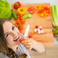 woman_eat_happy_healthy_tomato_vegetables_celery_pepper_carrot_radish_cucumber_pic