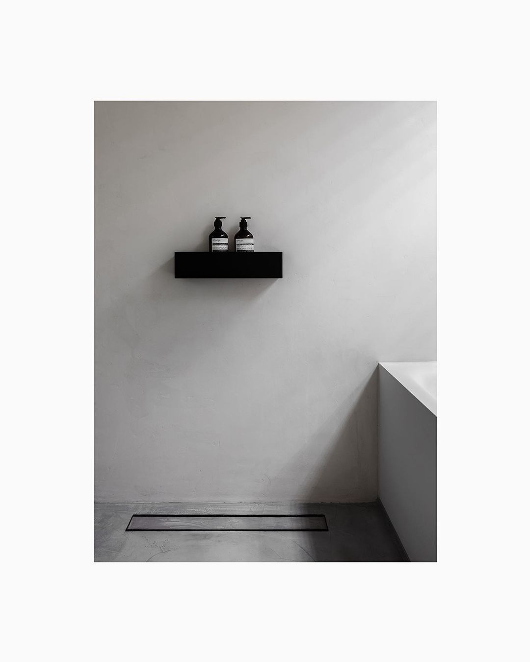 https://cdn.shopify.com/s/files/1/3003/5654/products/BathShelf40-Black1.jpg?v=1627564289