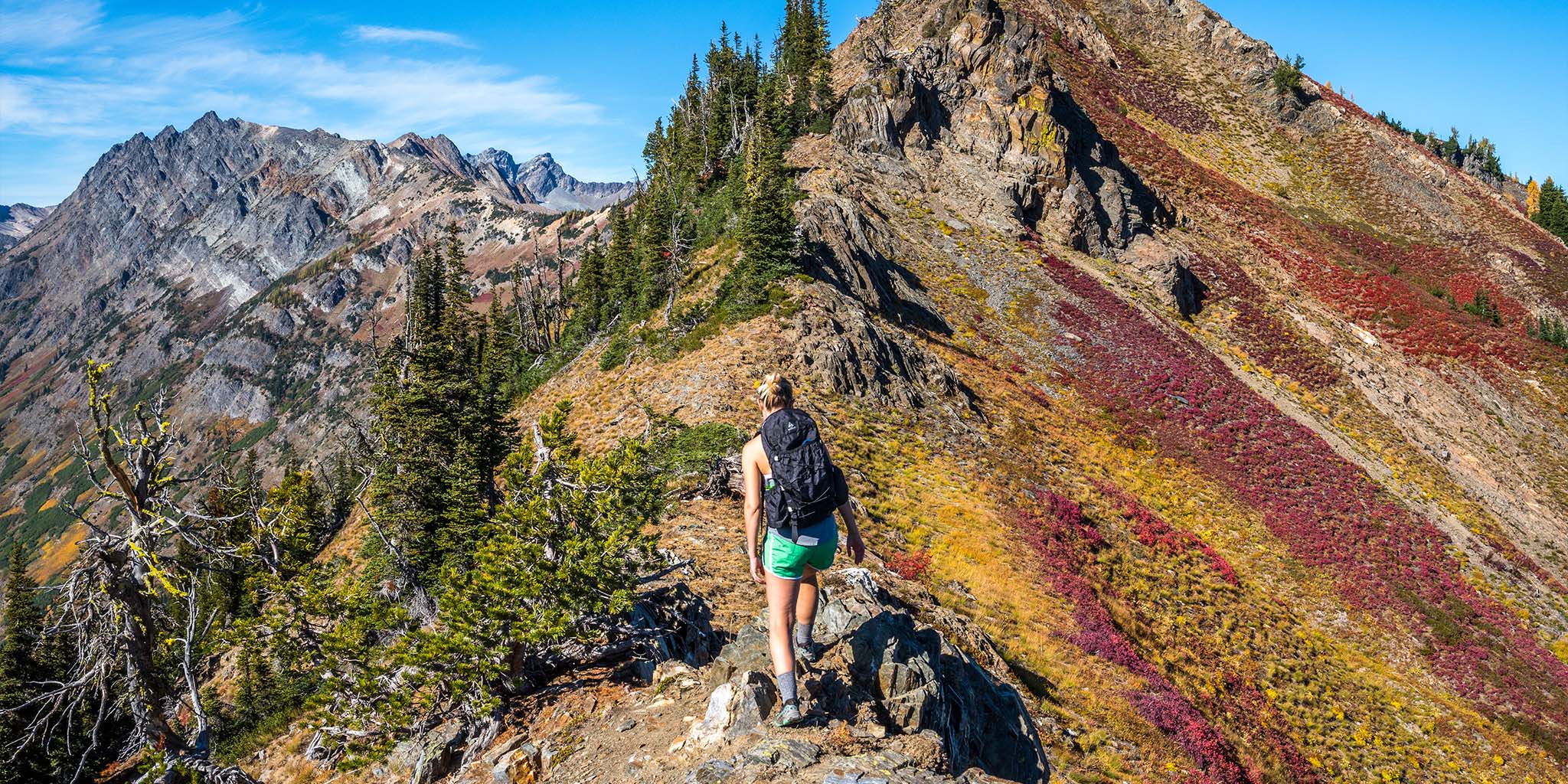 THE 2022 HYPERLITE MOUNTAIN GEAR GUIDE FOR A PACKED, PICTURE-PERFECT DAY HIKE (LUNCH INCLUDED)