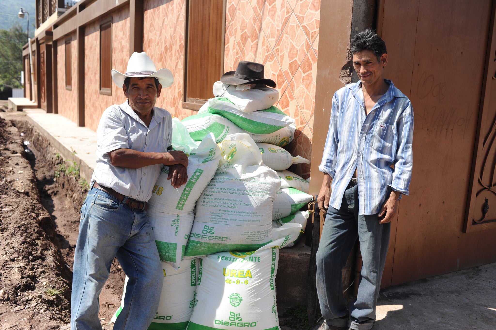 Aldea Development fertilizer microloan to coffee, corn & bean farmers in La Union, Honduras 