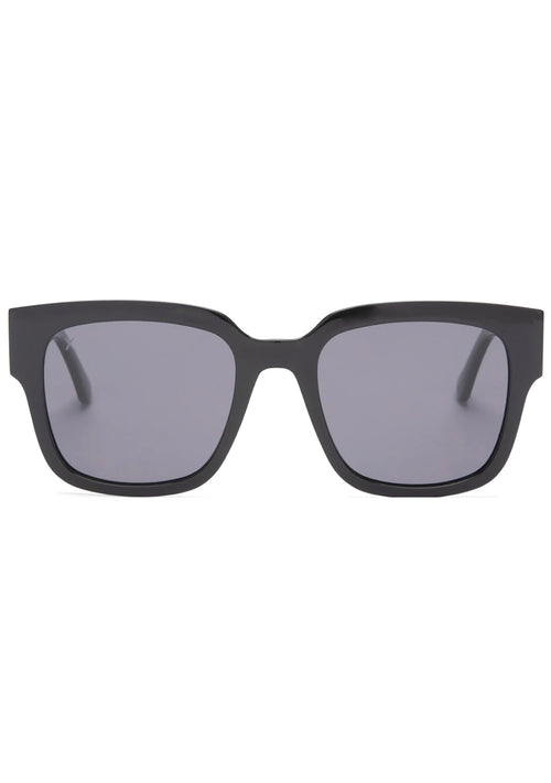 Les Do Makeup girls night - glossy black sunglasses