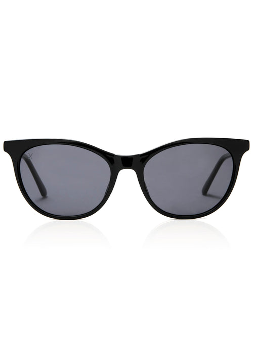 Les Do Makeup girls night - glossy black sunglasses