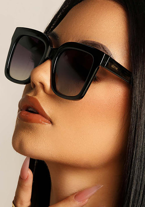 Les Do Makeup girls night - glossy black sunglasses