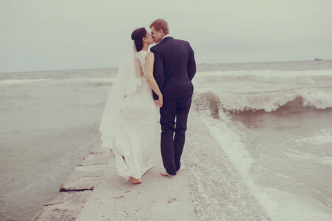 bride_and_groom_kissing