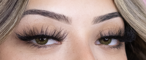 sexy green eyes wearing mink volume lashes